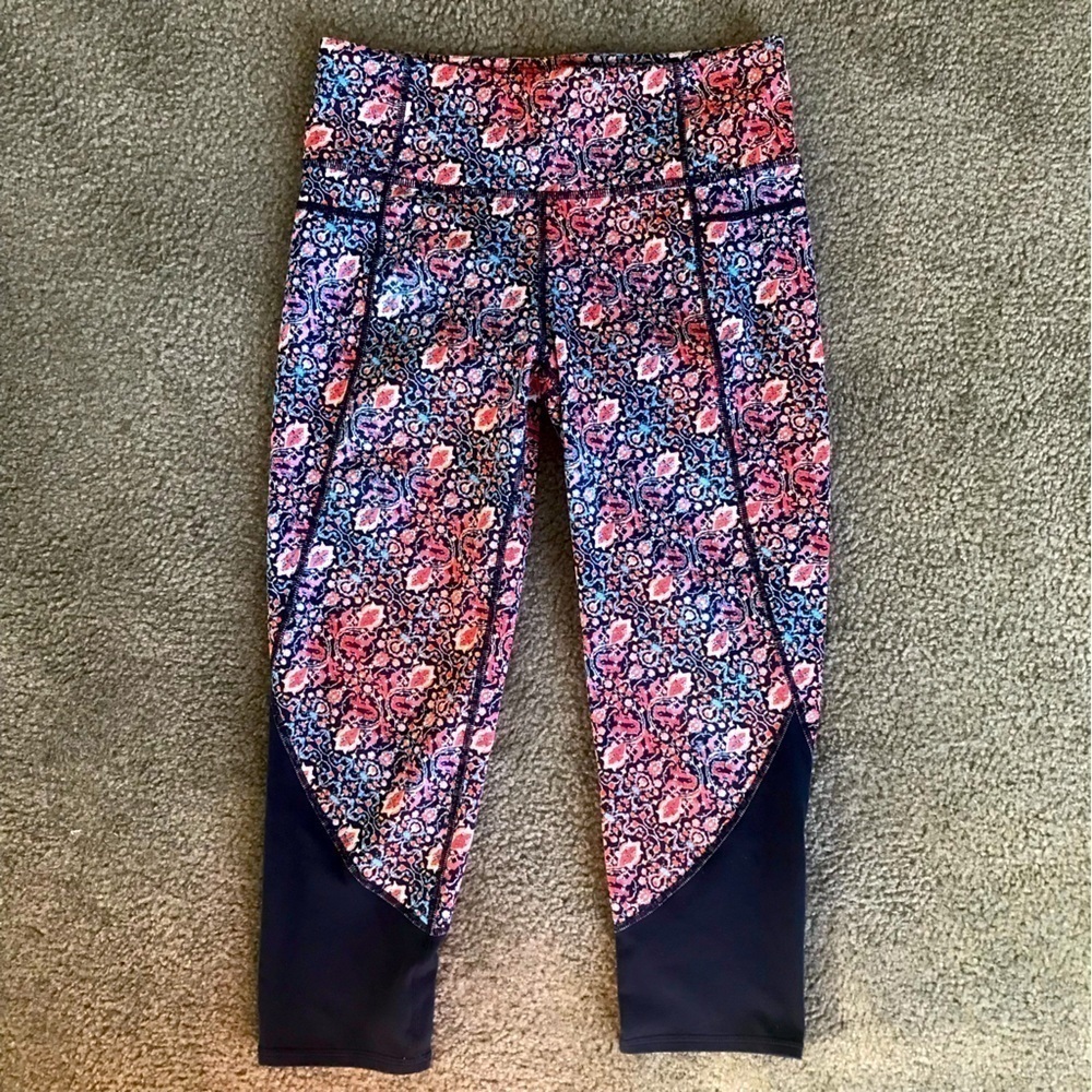 NWOT Athleta Chaturanga Capri Tapestry Print Leggings Size M